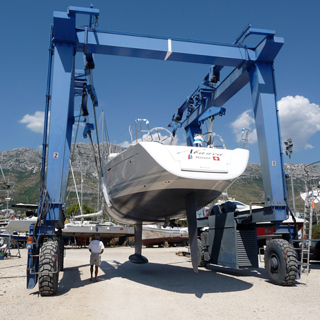 Segelschiff auf dem Kran