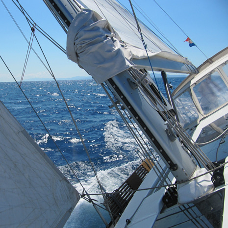 Segelschiff hart im Wind